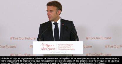 Photo Qui Montre Le Président De La République Faire Une Conférence Sous-titrée En Direct.