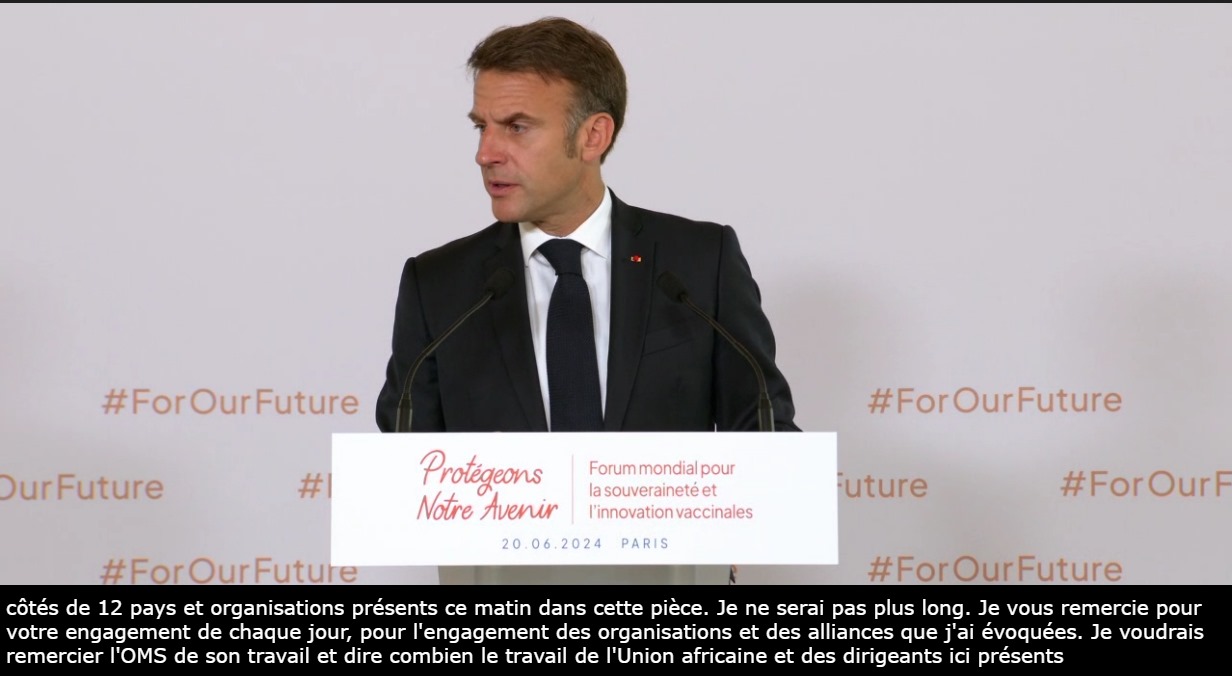 Photo qui montre le Président de la République faire une conférence sous-titrée en direct.